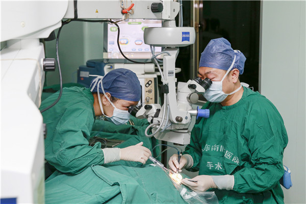 赵广愚院长做过近四万台手术，在助手的配合下，他一台手术5-7分钟即可做完9272_副本.jpg